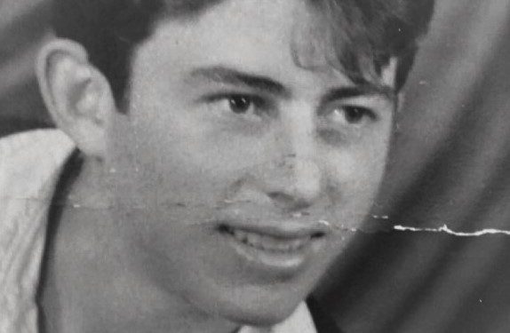 “Ndërsa hetuesi më bënte presion të firmosja, Shyqyri Çoku, me një dru të trashë, më qëlloi në ballë, aq sa kam humbur një sy, një vesh dhe…”/ Dëshmia e rrallë e ish-të burgosurit politik