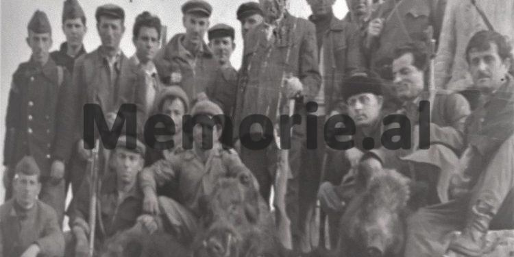 “Pasi më dha porositë Sulo Gradeci me mjekun e tij personal, unë i’u afrova e Enverit dhe ja hoqa pjatancën me peshk, por ai më…”/ Dëshmia e rrallë e kamerieres së Hotelit të Gjuetisë në Lezhë