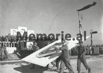 Punëtorë duke parakaluar në inagurimin e hekurudhës Durrës-Peqin, viti 1947