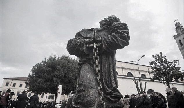 “Ditën që dënimin me vdekje, ia kthyen në burg të përjetshëm, At Karl Serreqi, i mërzitur, na tha; më vjen keq që s’po des si martir, por…”/ Historia e fratit që s’e tregoj sekretin e rrëfimit