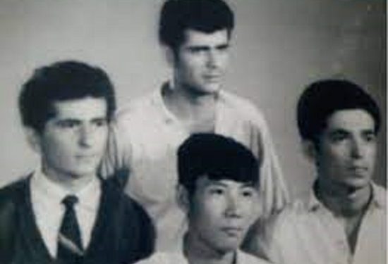 “Pasi u lidha ngushtë me vogëlushen kineze, bukuroshen Sen Shu Sen, e cila ishte në kurs për infermiere, shkuam në shtëpinë e një…”/ Kujtimet e ish-pilotit nga Tepelena