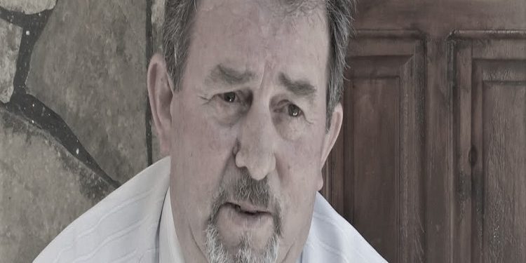 “Ndërsa hetuesi më bënte presion të firmosja, Shyqyri Çoku, me një dru të trashë, më qëlloi në ballë, aq sa kam humbur një sy, një vesh dhe…”/ Dëshmia e rrallë e ish-të burgosurit politik