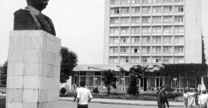 “Në momentin që një djalë i ri po vinte dinamitin në qafën e bustit të diktatorit Hoxha, një ish-oficer i Policisë, nxori pistoletën e qëlloi…”/ Dëshmia e ish-kryebashkiakut të Shkodrës