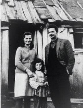 “Të mahnitur nga muzika e orkestrës, kryemistri çek dhe ai bullgar, u afruan aty dhe pasi i përgëzuan ata, i thanë Mehmet Shehut…”/ Si i dënoi kryeministri “Bitëllsat” e Pogradecit…?