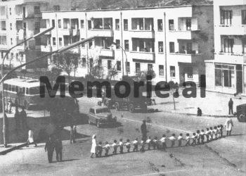 “Nga mësuesit, mjekët, berberët, shoferët, sportistët dhe fatorinët e autobuzëve, te artistët e drejtorët e ndërmarrjeve të ’21 Dhjetorit’…”/ Historia panjohur e lagjes së famshme