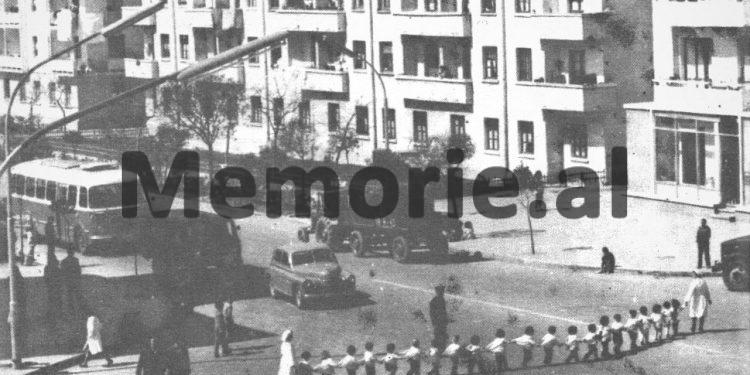 “Nga mësuesit, mjekët, berberët, shoferët, sportistët dhe fatorinët e autobuzëve, te artistët e drejtorët e ndërmarrjeve të ’21 Dhjetorit’…”/ Historia panjohur e lagjes së famshme