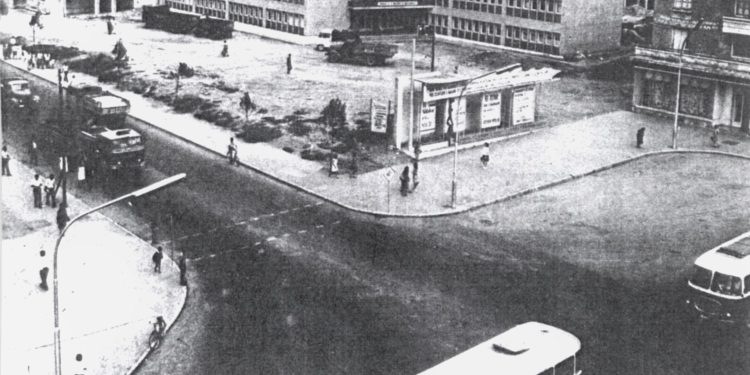 “Nga mësuesit, mjekët, berberët, shoferët, sportistët dhe fatorinët e autobuzëve, te artistët e drejtorët e ndërmarrjeve të ’21 Dhjetorit’…”/ Historia panjohur e lagjes së famshme