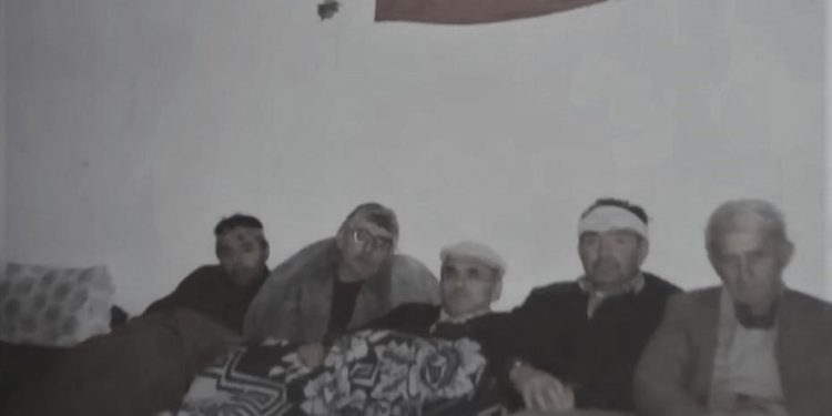 “Në burgun e Burrelit, ishin dy policë kriminelë, të cilët më rrahën me zinxhir, aq sa humba shikimin dhe ata quheshin…” Dëshmia tronditës e ish-nënoficerit nga Tropoja, që vuajti 26 vjet në qeli