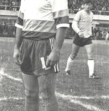 “Para ndeshjes me ‘Flamurtarin’, në Vlorë, kamarieria s’më la të paguaja dhe duke m’u lutur më tha…”/ Dëshmia e rrallë e legjendës së futbollit beratas që u shënoi 43 portierëve