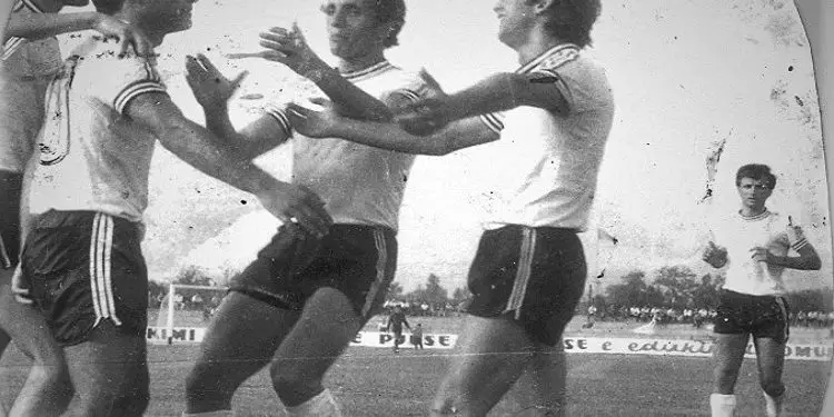 “Para ndeshjes me ‘Flamurtarin’, në Vlorë, kamarieria s’më la të paguaja dhe duke m’u lutur më tha…”/ Dëshmia e rrallë e legjendës së futbollit beratas që u shënoi 43 portierëve