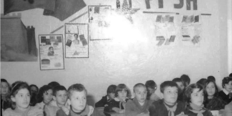 “Sapo mësuesja hyri në zyrë, inspektori i arsimit mbylli derën me çelës, i’u afrua asaj dhe e kapi për…”/ Ngjarja tragjike në Tepelenë në ’67-ën që, alarmoi shtetin dhe vetë Enver Hoxhën
