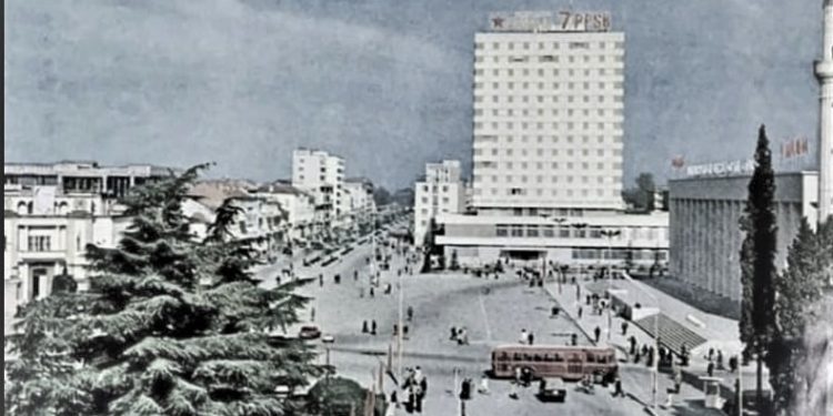 “Turistët e huaj dukeshin sikur vinin nga një planet tjetër dhe Hotel ‘Dajti’, ishte kthyer në ‘Shtatmadhorinë’ e Sigurimit të Shtetit, pasi aty…”/ Kujtimet e ish-gazetarit të RTSH-së, nga Franca