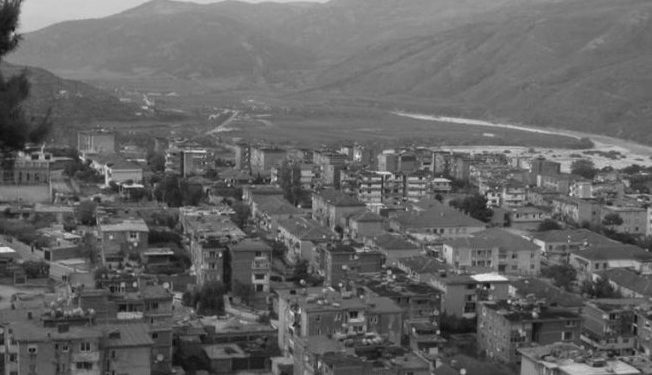 “Sapo mësuesja hyri në zyrë, inspektori i arsimit mbylli derën me çelës, i’u afrua asaj dhe e kapi për…”/ Ngjarja tragjike në Tepelenë në ’67-ën që, alarmoi shtetin dhe vetë Enver Hoxhën