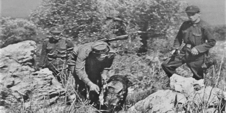“Shokun ma vranë 20 m. larg, qenin e kufirit e kishte Mitro K., kurse në qelitë e Gjirokastrës, pësova tronditje nervore dhe luaja e haja bukë me minjtë…”/ Dëshmia tronditëse e beratasit që u dënua me 25 vjet