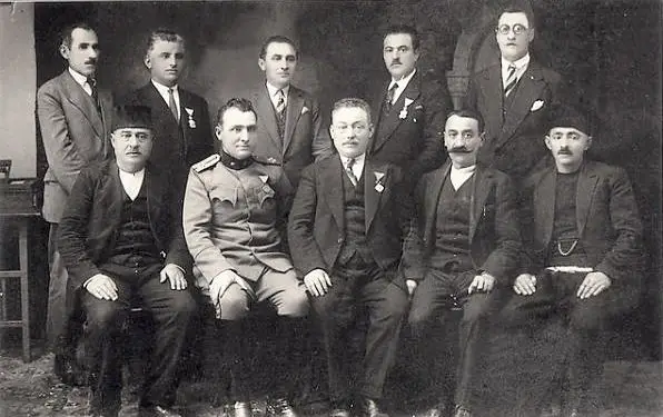 “Në nëntorin e 1928-ës, kur po bëhej gati të ngrihej flamuri shqiptar, disa vegla të italianëve, donin edhe flamurin e tyre, por Haki Sharofi…”/ Historia e panjohur e mësuesit patriot dibran