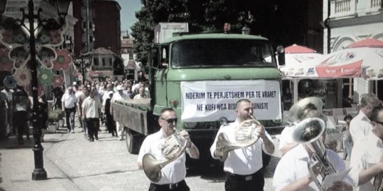 “Pasi kufitarët i sharruan me plumba Gjonin e Dodën, kufomat e tyre, gjysëm lakuriq, i shëtitën nëpër fshatra e rrugëve të Shkodrës, mbi karrocerinë e një makine…”/ Ngjarja makabre e gushtit ‘89