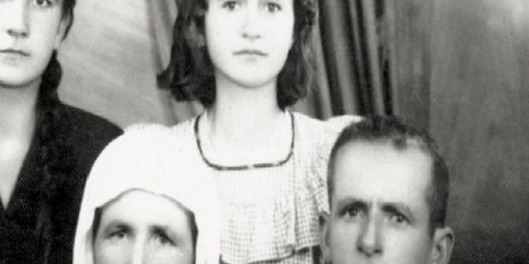 “Nga uria e madhe në Tepelenë, Mukadesi hante mbeturinat e kampit, por s’mundi të mbijetonte, kurse motra tjetër e vëllai, po ashtu vdiqën…”/ Dëshmia tronditëse e 85-vjeçares nga Kavaja