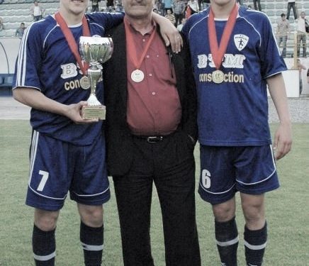 “Kur Bushi, i shënoi gol nga 25 metra Perlat Mustës në ndeshjen me ‘Partizanin’, publiku…”/ Historia e panjohur e legjendës së futbollit tepelenas, që realizoi ëndrrën e memaliotëve