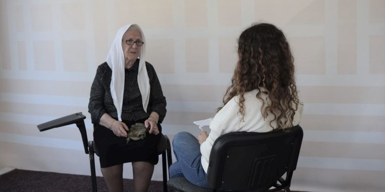 “Kur u arratisën prindërit, ne tre fëmijëve na çuan në kampin e Tepelenës, vëllait 12 vjeç, i plasi një minë dhe ja kam mbledh copat e trupit…”/ Dëshmia tronditëse e 86 vjeçares nga Tropoja