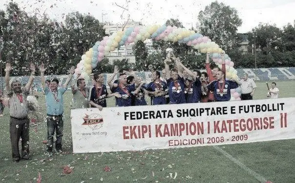 “Kur Bushi, i shënoi gol nga 25 metra Perlat Mustës në ndeshjen me ‘Partizanin’, publiku…”/ Historia e panjohur e legjendës së futbollit tepelenas, që realizoi ëndrrën e memaliotëve