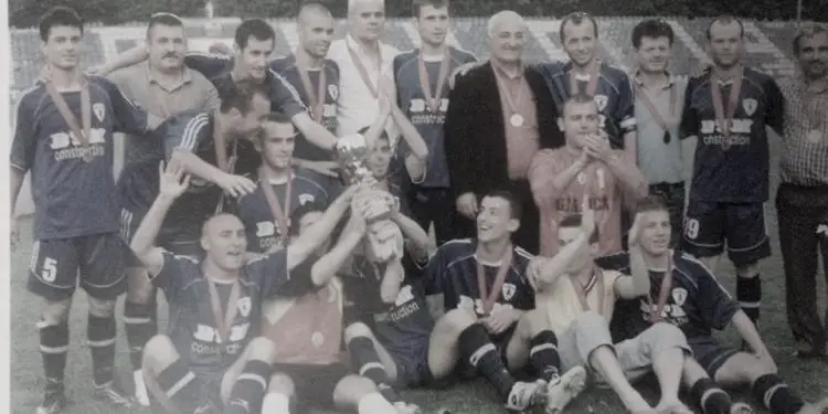 “Kur Bushi, i shënoi gol nga 25 metra Perlat Mustës në ndeshjen me ‘Partizanin’, publiku…”/ Historia e panjohur e legjendës së futbollit tepelenas, që realizoi ëndrrën e memaliotëve