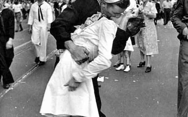 Shën Valentini: “Nga Patrick Swayse me Demi Moor, Humprey Bogart me Ingrid Bergman, te Jacques Sernas me Rosana Podesta dhe…”/ Fotot me puthjet e famshme që bënë brezat të ëndërrojnë…!