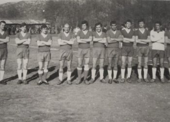 “Kur Bushi, i shënoi gol nga 25 metra Perlat Mustës në ndeshjen me ‘Partizanin’, publiku…”/ Historia e panjohur e legjendës së futbollit tepelenas, që realizoi ëndrrën e memaliotëve
