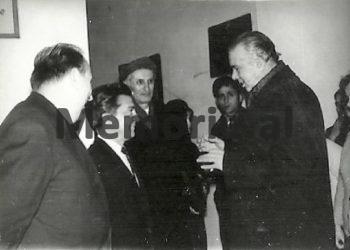 “Në ’75-ën, mbasi isha shpallur ‘armik i popullit’ dhe prisja arrestimin, shkova në shtëpi, ku në orët e vona të natës, dogja dokumentet e librat në gjuhë të huaj…”/ Rrëfimi i trishtë i ish-gazetarit