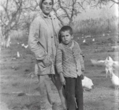 “Të birin e gjeneralit të arratisur në Greqi, e lidhën te një shtyllë para kapanoneve dhe aty do kalonin të gjithë të burgosurit e tjerë, për ta…“/ Dëshmitë tronditëse për kampin e kënetës së Maliqit
