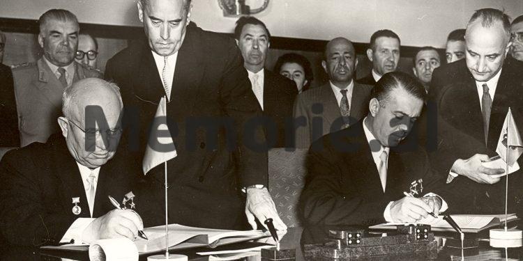 “Gjatë përcjelljes së Hrushovit në Rinas, Enveri bëri një gjest të pahijshëm, për të cilin kur shkova në Moskë, rusët më thanë…”/ Rrëfimi i rrallë i ish-përkthyesit të Enver Hoxhës