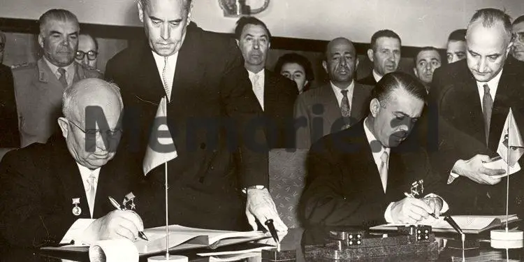 “Gjatë përcjelljes së Hrushovit në Rinas, Enveri bëri një gjest të pahijshëm, për të cilin kur shkova në Moskë, rusët më thanë…”/ Rrëfimi i rrallë i ish-përkthyesit të Enver Hoxhës