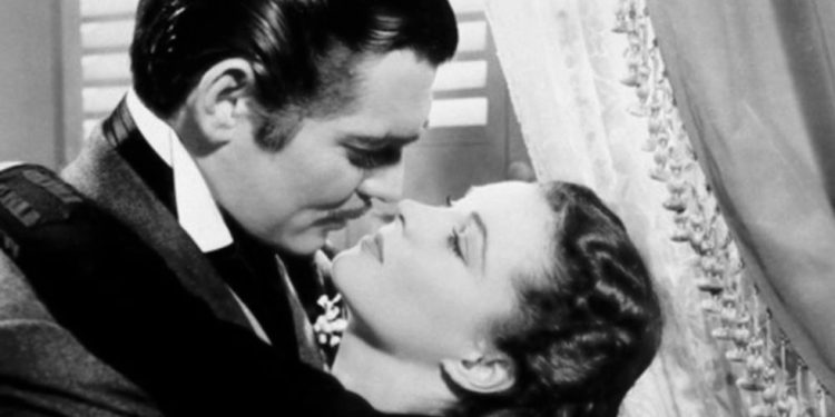 Shën Valentini: “Nga Patrick Swayse me Demi Moor, Humprey Bogart me Ingrid Bergman, te Jacques Sernas me Rosana Podesta dhe…”/ Fotot me puthjet e famshme që bënë brezat të ëndërrojnë…!