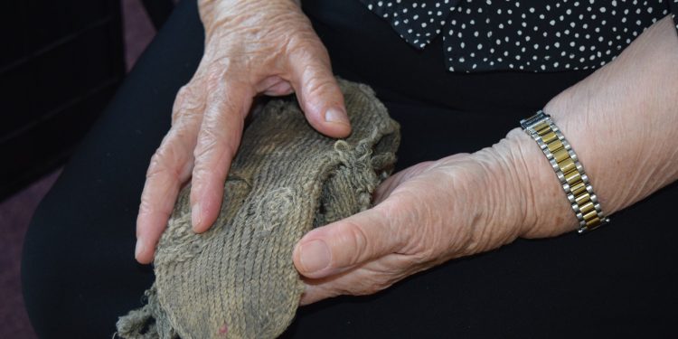 “Kur u arratisën prindërit, ne tre fëmijëve na çuan në kampin e Tepelenës, vëllait 12 vjeç, i plasi një minë dhe ja kam mbledh copat e trupit…”/ Dëshmia tronditëse e 86 vjeçares nga Tropoja