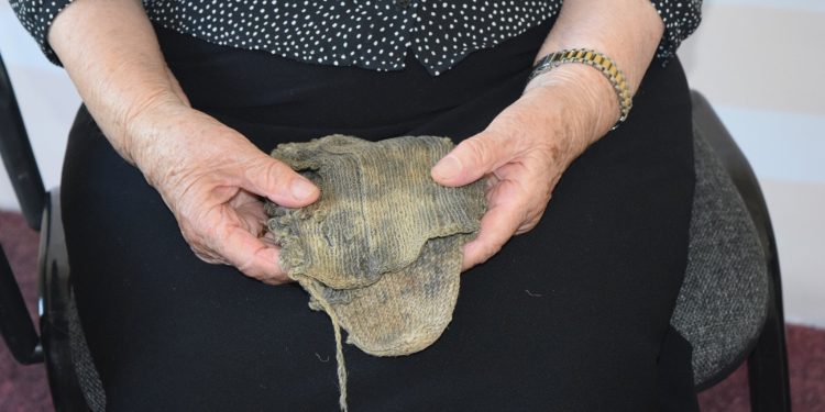 “Kur u arratisën prindërit, ne tre fëmijëve na çuan në kampin e Tepelenës, vëllait 12 vjeç, i plasi një minë dhe ja kam mbledh copat e trupit…”/ Dëshmia tronditëse e 86 vjeçares nga Tropoja