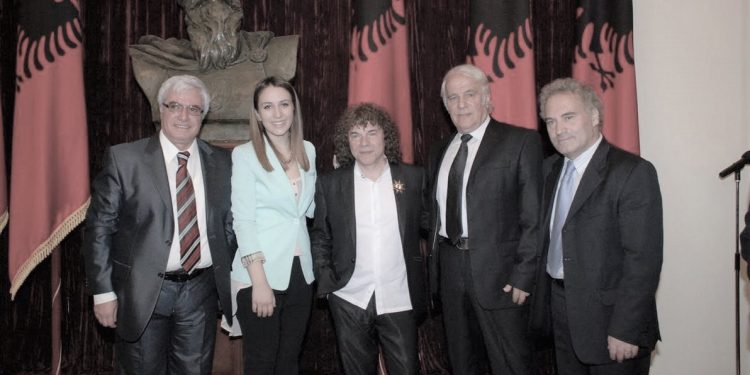 “Në shkurt të ’92-it, kur më ftuan në skenën e Sanremos, Pipo Baudo, refuzoi të tregonte historinë time, që isha dënuar për…”!  / Rrëfimi i Sherif Merdanit, pak para se të ndahej nga jeta