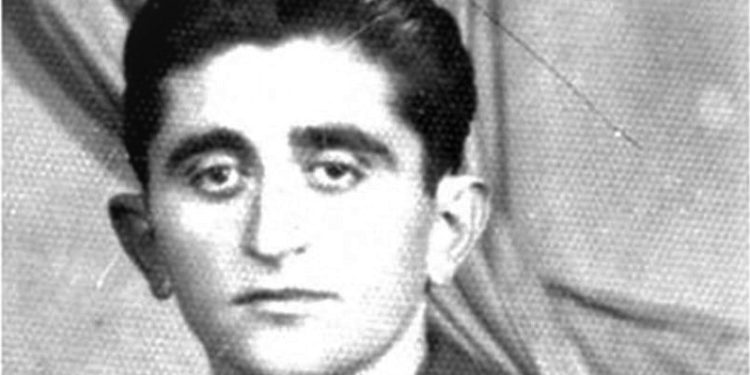 “Kur po i vinin prangat Tahir Demit, kryetarit të Komitetit Ekzekutiv të Elbasanit, babai nxorri revolverin, të vriste kryetarin e Degës…”/ Dëshmia tronditëse nga Çikago e SHBA-ës