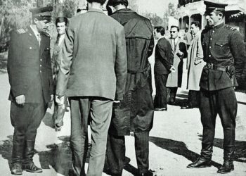 “Në ’75-ën, mbasi isha shpallur ‘armik i popullit’ dhe prisja arrestimin, shkova në shtëpi, ku në orët e vona të natës, dogja dokumentet e librat në gjuhë të huaj…”/ Rrëfimi i trishtë i ish-gazetarit