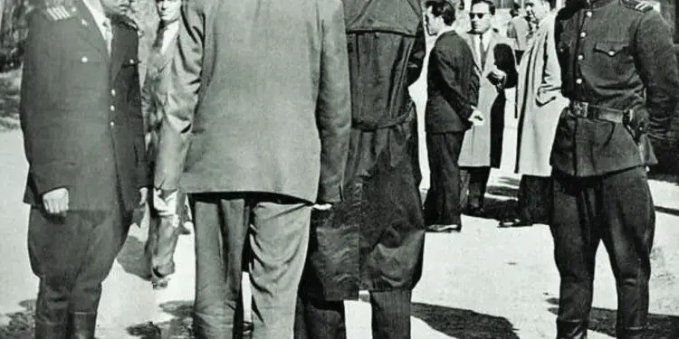 “Në ’75-ën, mbasi isha shpallur ‘armik i popullit’ dhe prisja arrestimin, shkova në shtëpi, ku në orët e vona të natës, dogja dokumentet e librat në gjuhë të huaj…”/ Rrëfimi i trishtë i ish-gazetarit
