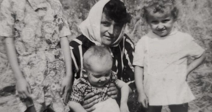 “Kur shkova në burgun e Spaçit, mora me vete dhe djalin e vogël që Prela, e kishte lënë gjashtë muajsh, kur u arrestua, por ai nuk…”/ Dëshmia e trishtë e Luke Sykut, gruaja e nipit të “Tuç Makut”