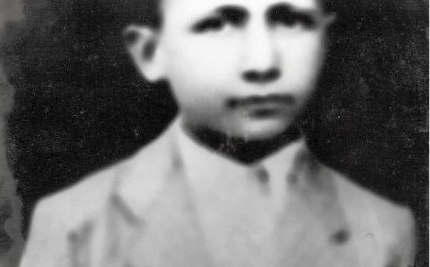 “Nga uria e madhe në Tepelenë, Mukadesi hante mbeturinat e kampit, por s’mundi të mbijetonte, kurse motra tjetër e vëllai, po ashtu vdiqën…”/ Dëshmia tronditëse e 85-vjeçares nga Kavaja