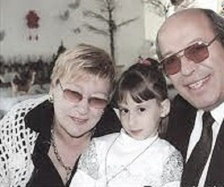 “Me Petrikën u njoha gjatë një mbrëmje vallzimi dhe u ndjeva shumë mirë pasi, ai kërcentë bukur e pas atij vallzimi, që zgjati shumë, ne…”/ Rrëfimi i rrallë i aktores korçare