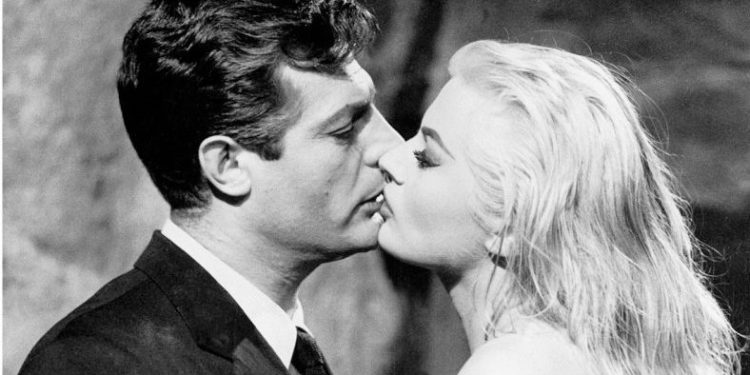 Shën Valentini: “Nga Patrick Swayse me Demi Moor, Humprey Bogart me Ingrid Bergman, te Jacques Sernas me Rosana Podesta dhe…”/ Fotot me puthjet e famshme që bënë brezat të ëndërrojnë…!