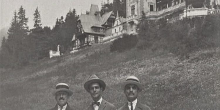 Fotografi të Asdrenit në vitin 1943, me miq dhe të afërm të tij në shtëpi, plazh etj.