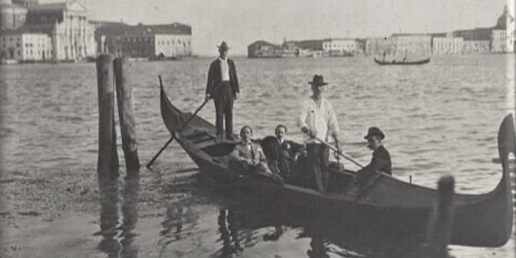 Fotografi të Asdrenit në vitin 1943, me miq dhe të afërm të tij në shtëpi, plazh etj.