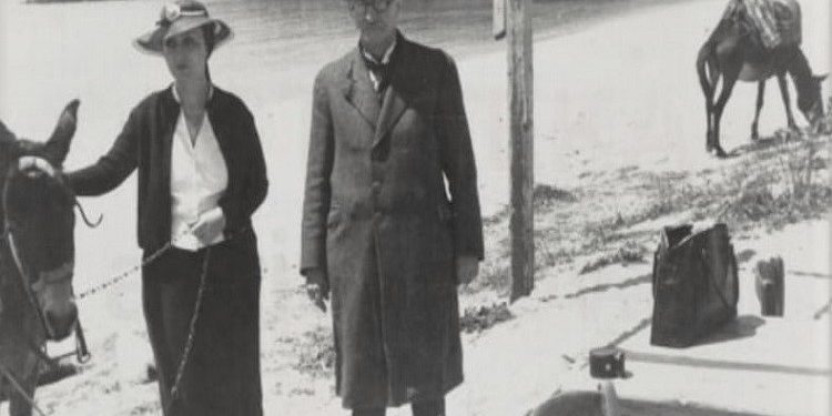 Fotografi të Ikbal Çikës me miq e të afërm të saj si, Nebil Çika, Sara Blloshmi, Lola Gjoka, Medin Kamberi, Zoi Xoxën, Hamdi Kazazin etj.