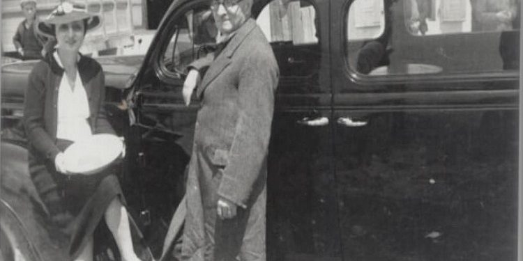 Fotografi të Ikbal Çikës me miq e të afërm të saj si, Nebil Çika, Sara Blloshmi, Lola Gjoka, Medin Kamberi, Zoi Xoxën, Hamdi Kazazin etj.