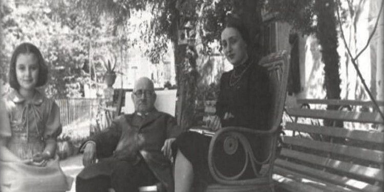 Fotografi të Ikbal Çikës me miq e të afërm të saj si, Nebil Çika, Sara Blloshmi, Lola Gjoka, Medin Kamberi, Zoi Xoxën, Hamdi Kazazin etj.