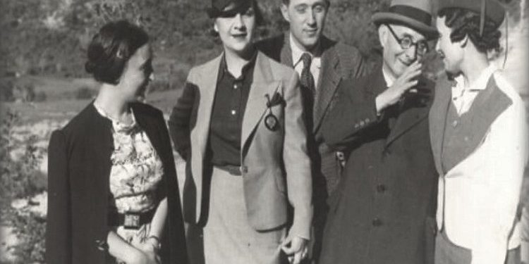 Fotografi të Ikbal Çikës me miq e të afërm të saj si, Nebil Çika, Sara Blloshmi, Lola Gjoka, Medin Kamberi, Zoi Xoxën, Hamdi Kazazin etj.