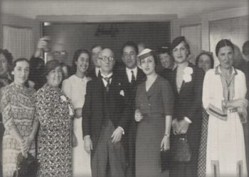 Fotografi të Ikbal Çikës me miq e të afërm të saj si, Nebil Çika, Sara Blloshmi, Lola Gjoka, Medin Kamberi, Zoi Xoxën, Hamdi Kazazin etj.