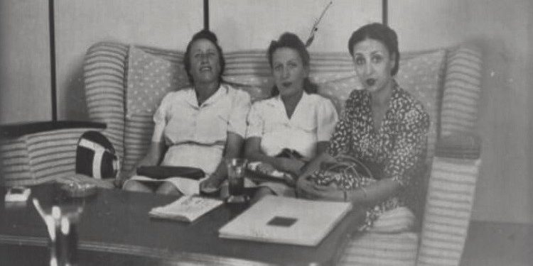 Fotografi të Ikbal Çikës me miq e të afërm të saj si, Nebil Çika, Sara Blloshmi, Lola Gjoka, Medin Kamberi, Zoi Xoxën, Hamdi Kazazin etj.